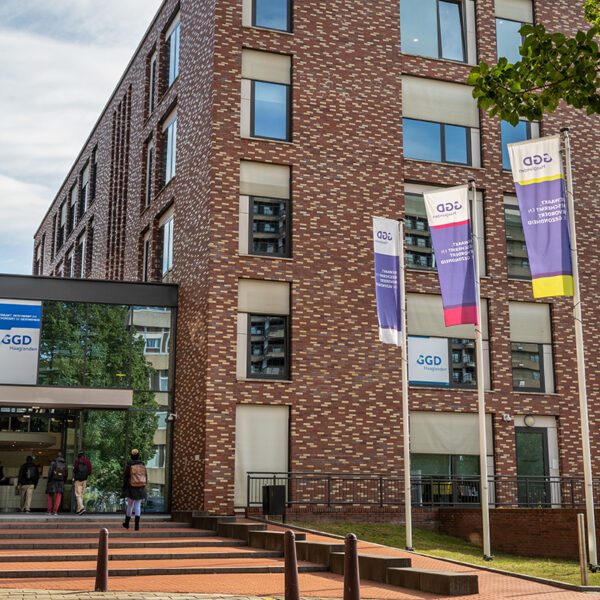 Voorzijde van de hoofdvestiging van GGD Haaglanden aan het Westeinde Den Haag.