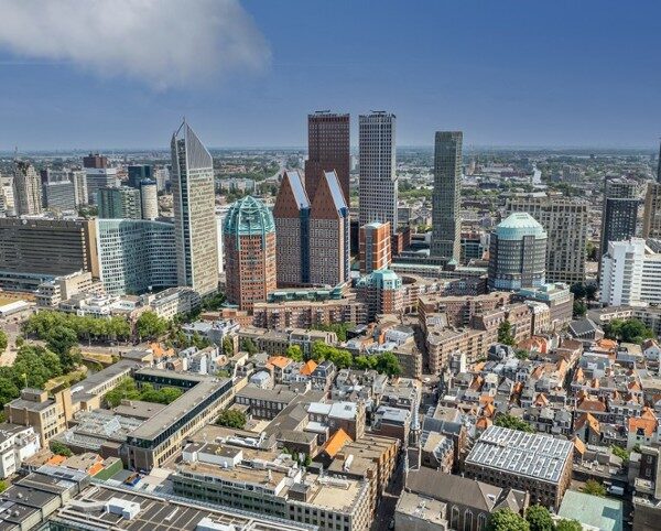 skylkive van den haag met op de achtergrond een aantal kenmerkende hoge torens