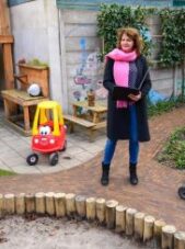 Toezichthouder Judith op de buitenspeelplaats van het kinderdagverblijf waar ze op bezoek is.